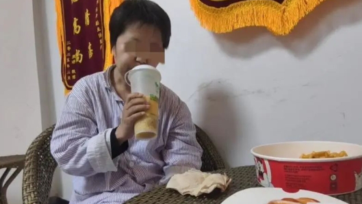 广东多名中学生出操被地面烫伤