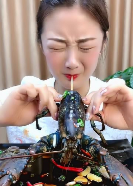 女子吃生腌小龙虾 吸虾头惊呆网友！这波操作太猛了！