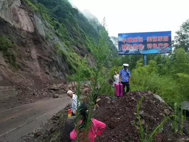 私家车被山体落石砸中 司机当场遇难