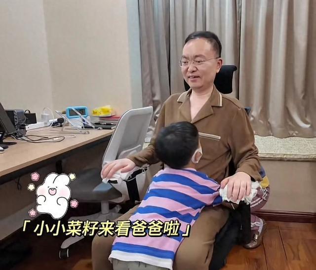 蔡磊用眼控仪打字