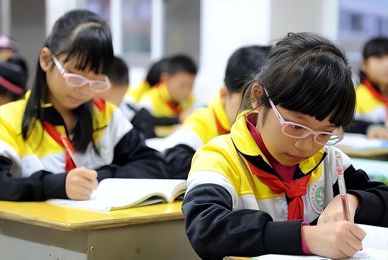大学生上课发现高中班主任来看自己