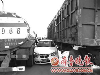 小车遭夹击2人身亡