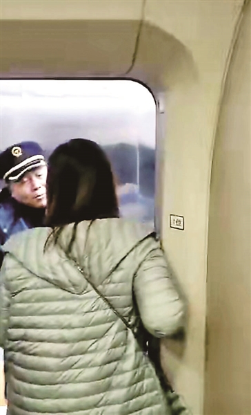 高铁启动女乘客突然冲出被门夹住