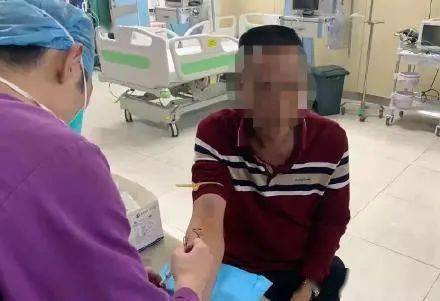 女子被强制带走治疗