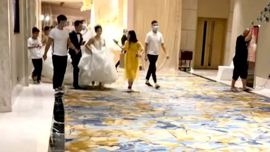 汪小菲四合院举办婚礼 保安门口把守