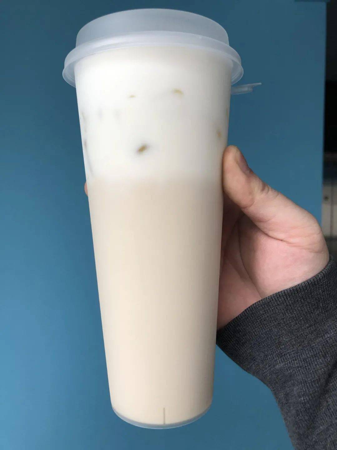 震惊！17元奶茶只有半杯，消费者权益何在？深度解析背后真相