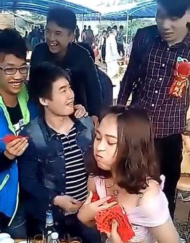 震惊！女子婚礼上唱歌竟遭男子"咸猪手"塞红包，现场视频曝光引众怒！