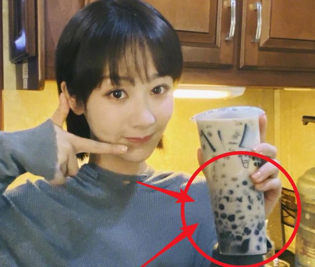 震惊！17元奶茶只有半杯，消费者直呼被坑！背后真相大揭秘