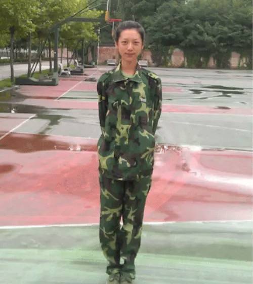 "300万人选出最丑军训服 新生：天塌了"！网友炸锅：这设计太离谱！