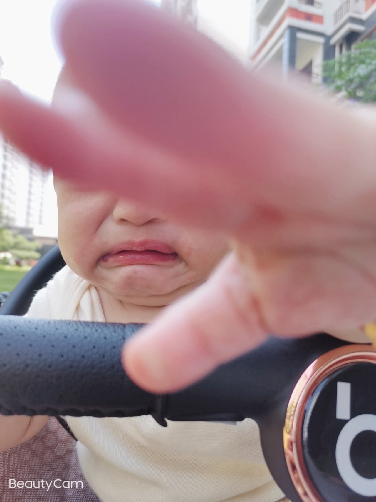 心疼！女儿被龙虾夹手哭着喊“妈妈抱抱”，家长该如何应对？