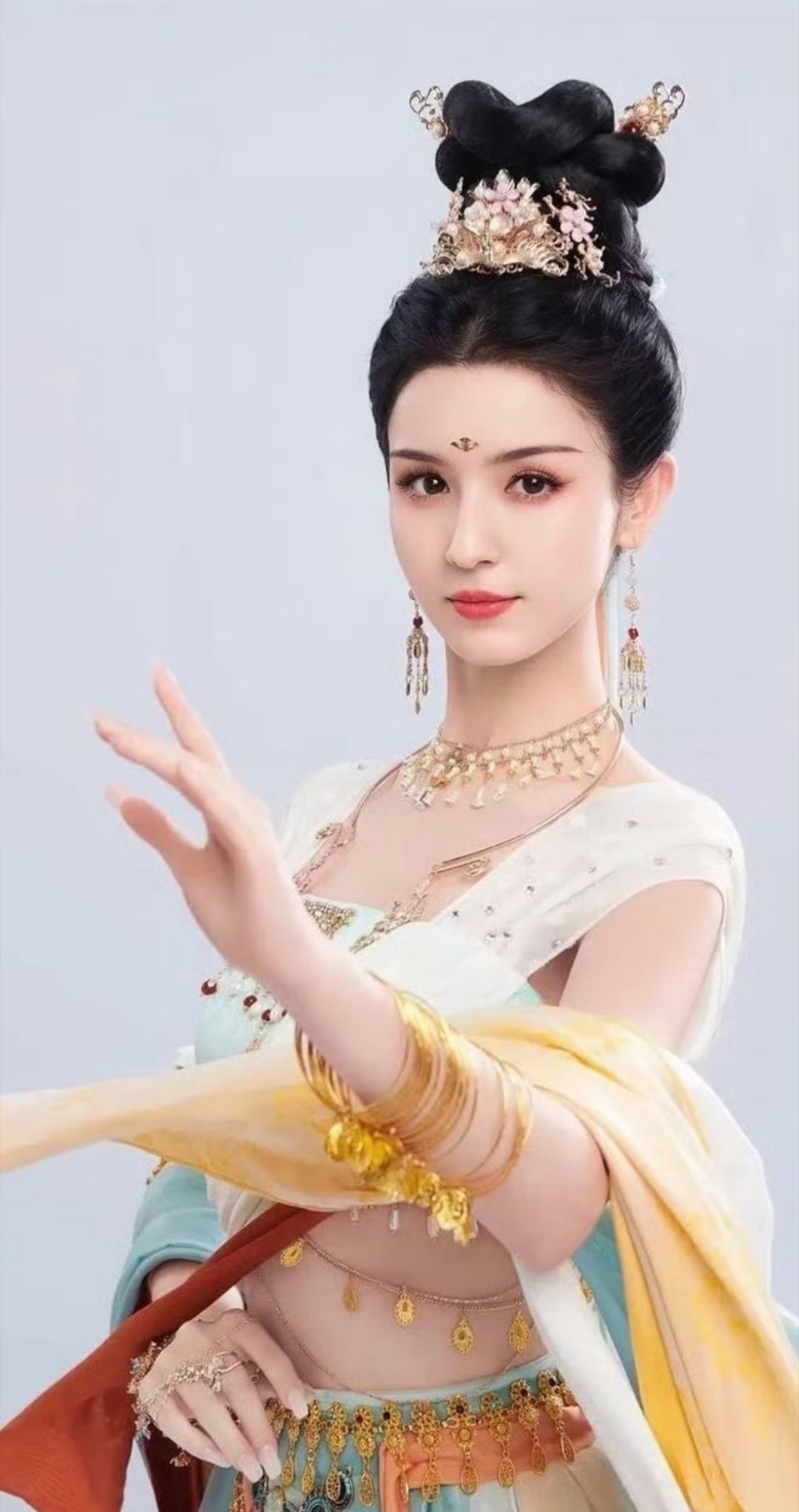 震惊！哈妮克孜因为戴眼镜探班被换角，背后真相令人唏嘘！
