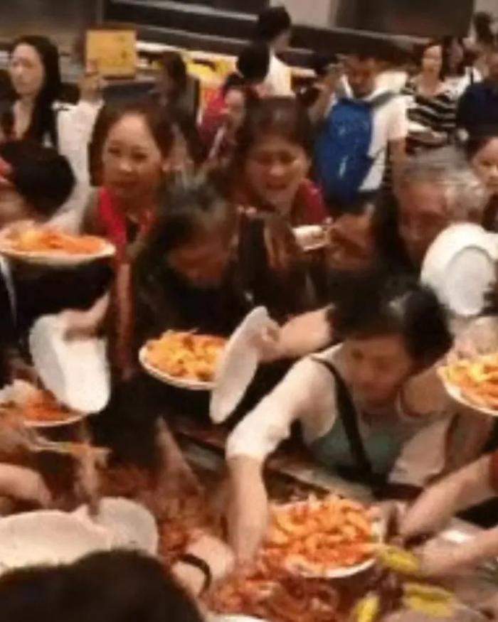 "济南5元自助餐爆火 老板被催上班"！网友直呼：这价格太离谱！