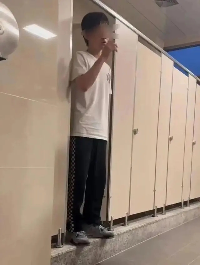 震惊！北大男硕士在女厕偷拍被抓，高学历背后隐藏的阴暗面曝光！