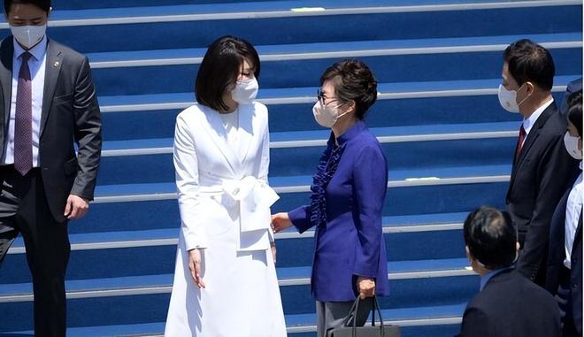 73岁朴槿惠罕见外出笑容灿烂！昔日总统近况曝光引热议