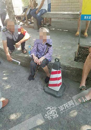 两老人送孙子上学 在校门口被撞身亡