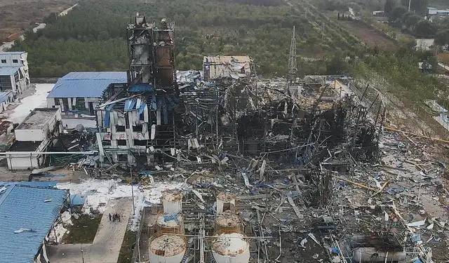 航拍山东化工厂爆炸：大量浓烟升起