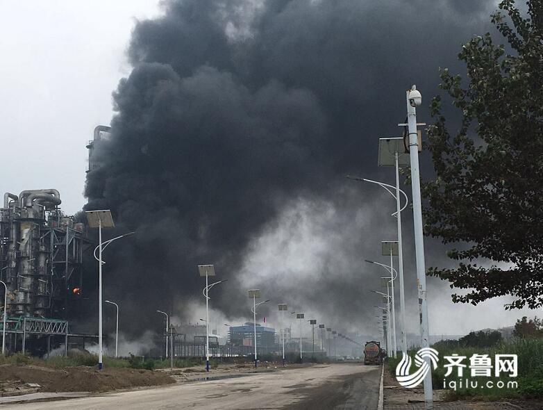 震惊！航拍山东化工厂爆炸：升起大量浓烟，现场触目惊心！
