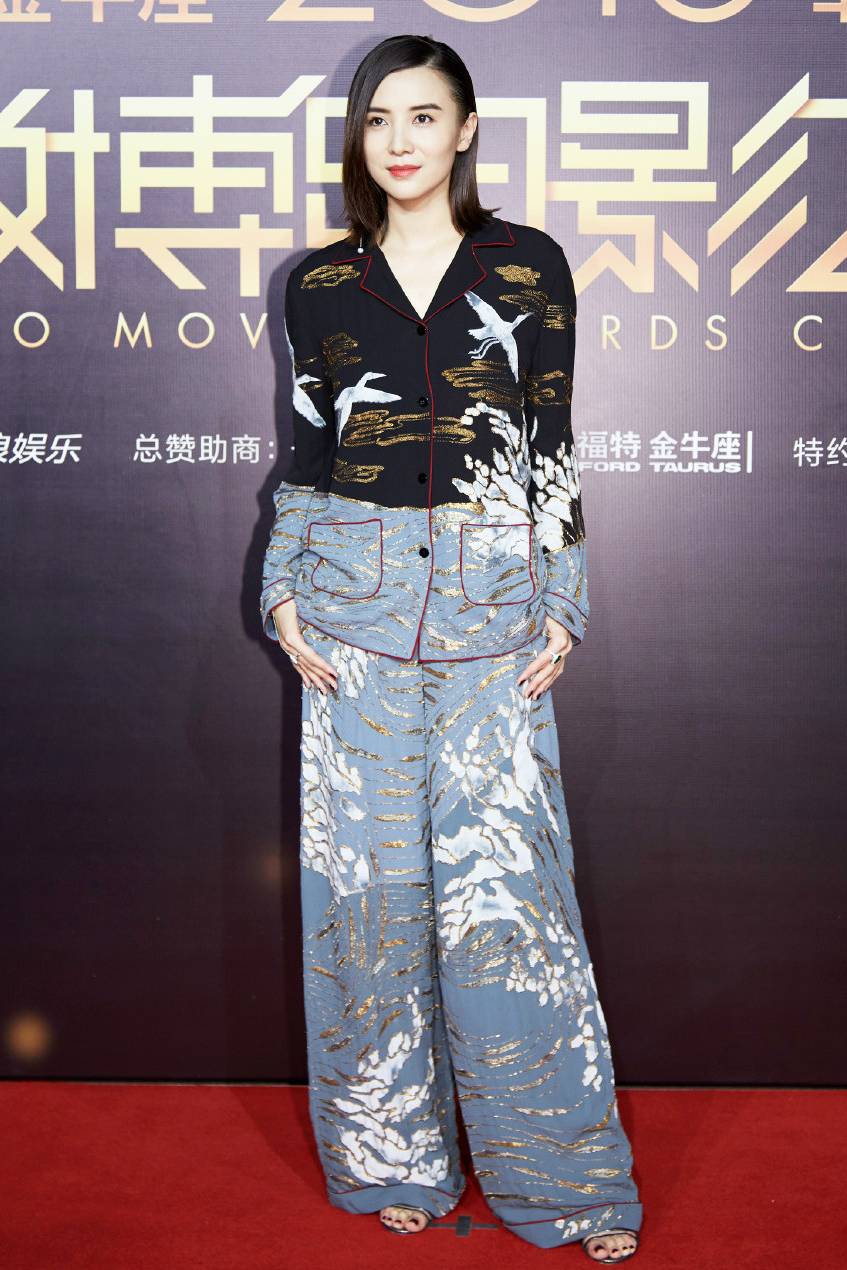 宋佳是来红毯过冬的吧？网友惊呼：这造型也太保暖了！