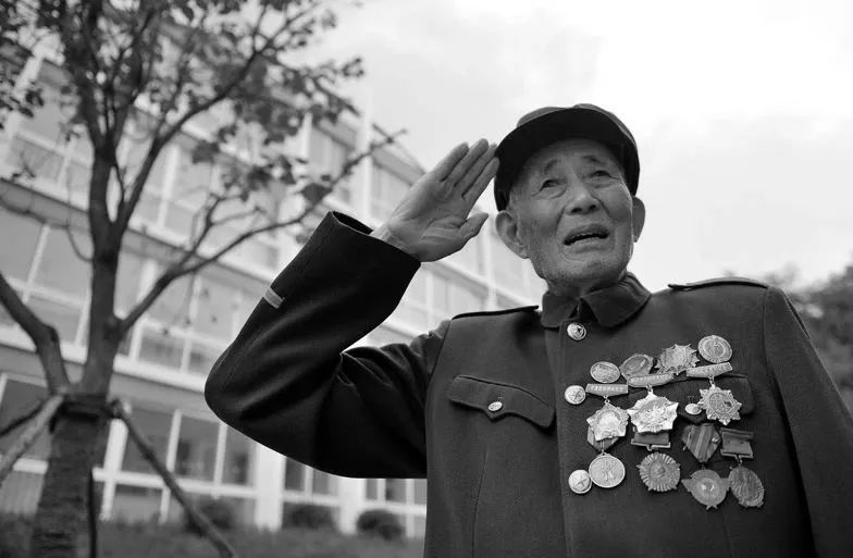 "泪洒领奖台！漓江文学奖得主哽咽回忆过世女友，背后故事令人心碎"