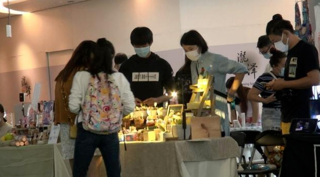 "从外卖到创业：送外卖7年脑瘫女骑手改行摆摊的逆袭人生！背后故事令人动容"