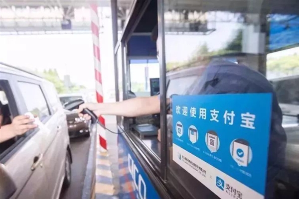 震惊！同是法定节假日 为何端午高速不免费？真相让人意外！