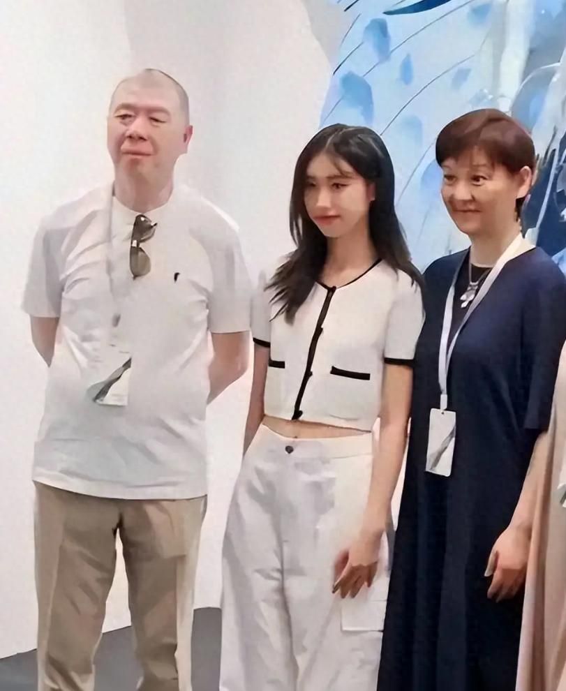 感动！冯小刚养女高中毕业，背后故事令人泪目