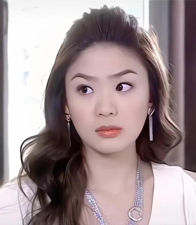 震惊！洪小铃产后露面 透露父亲因流感去世，背后故事令人心碎