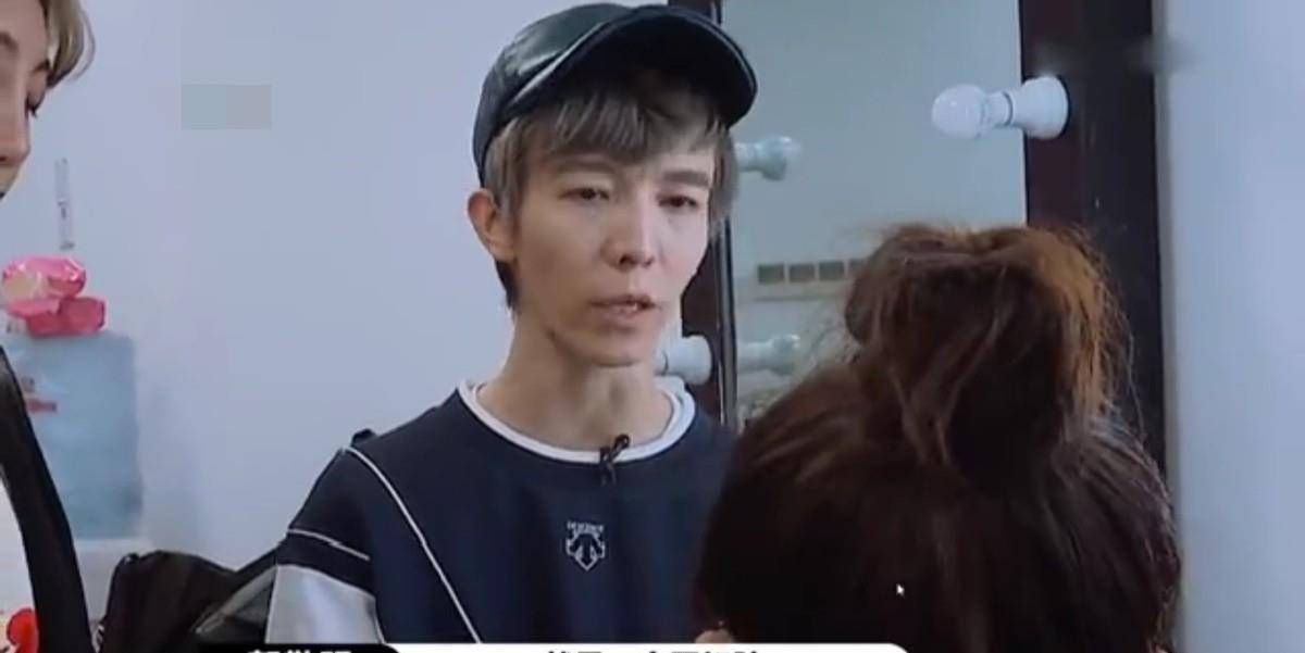 震惊！53岁汪峰被孟子义公开卸妆，素颜状态引全网热议！