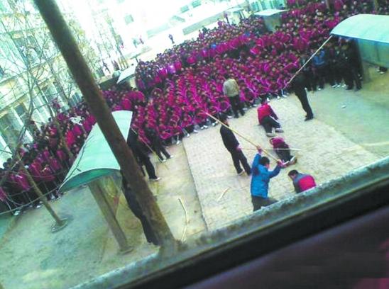 震惊！台男子疑明知母亲跌倒却不救致其死亡，背后真相令人心寒