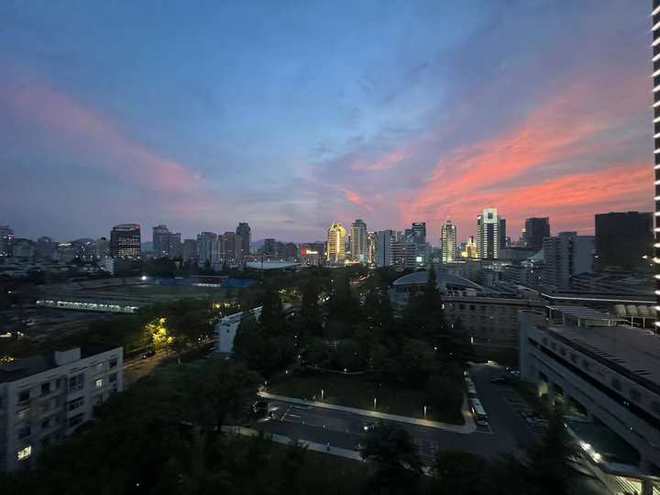 🌇 惊艳！杭州出现粉紫色晚霞，天空化身浪漫调色盘！背后原因揭秘
