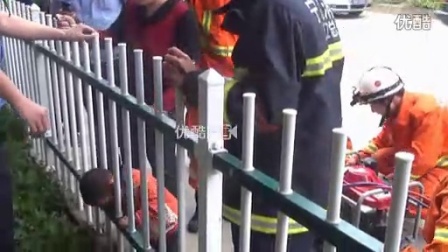 痛心！男童头卡护栏身亡事件引发全民关注，家长必看的安全警示