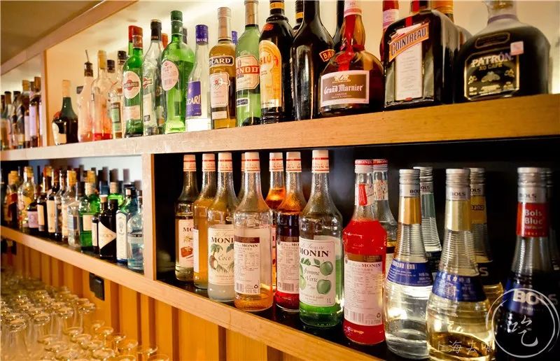震惊！3名青年烧烤店喝完酒逃单，监控拍下全过程！店家该如何维权？