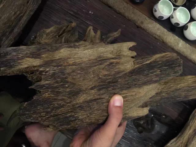 震惊！黑独山疑遭捡石褪黑，千年地貌恐遭永久破坏！