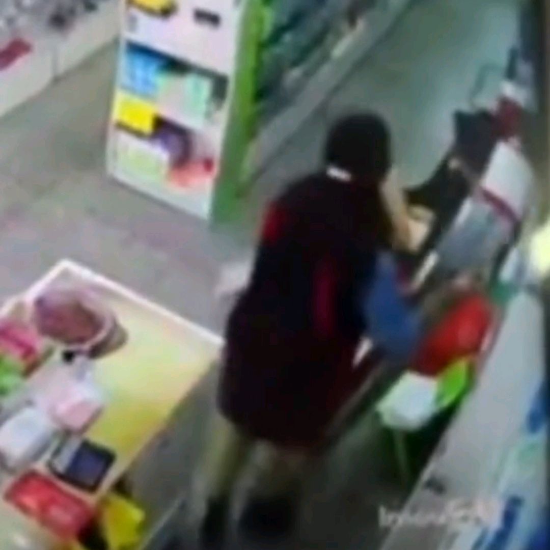 "嚣张男子骚扰女店员被店长锁喉按倒！现场视频曝光引全网热议"