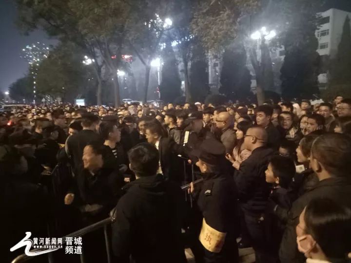 震惊！黄景瑜的腿上人山人海背后真相曝光，网友直呼不可思议！