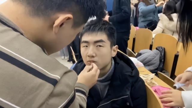 "太拼了！男老师上阵给学生化妆1分钟化10个，这速度是怎么练成的？"