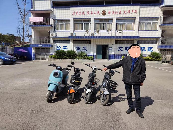 愤怒爆发！车被推走女子推翻一排自行车报复，背后真相令人震惊