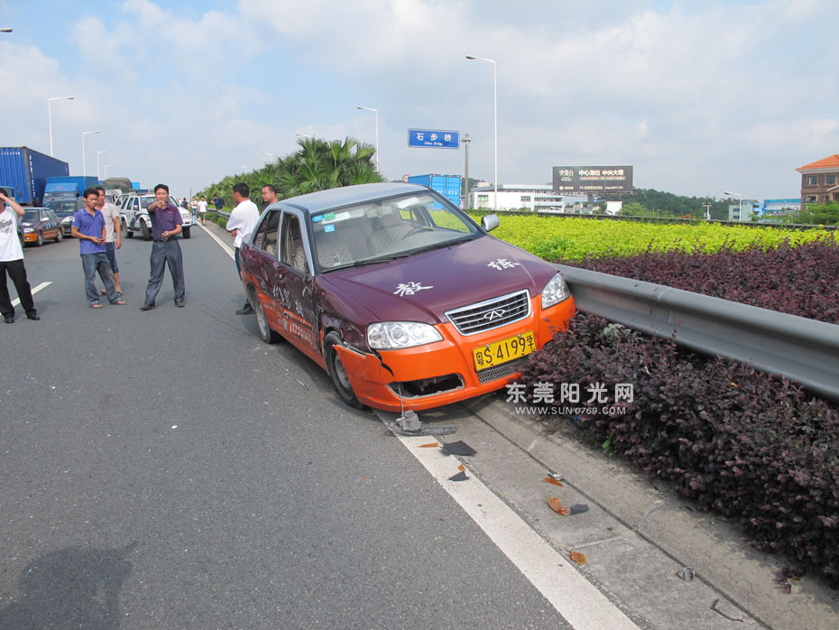 惊魂一刻！东莞高架路4车道变3车道致车坠人亡，安全隐患何时休？