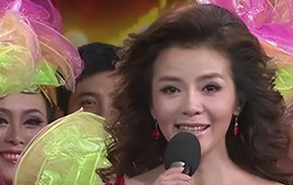 感动全网！央视主持人朱迅在景区救人惊险瞬间曝光，背后故事令人泪目