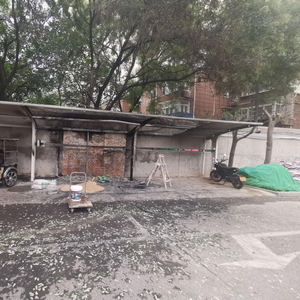 震惊！车棚起火烧上百辆车，事故背后隐藏哪些安全隐患？