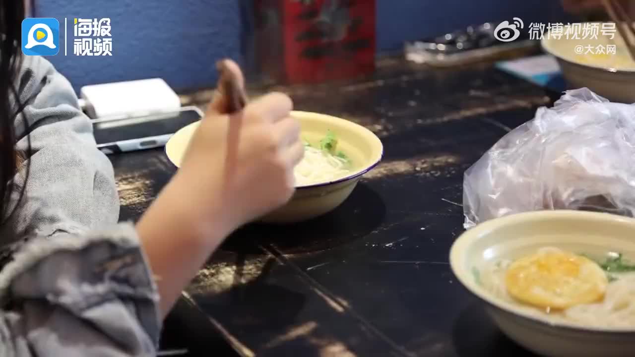 震惊！男子连蹭2天爱心小面 顿顿吃两斤多，老板无奈报警！背后真相竟是…