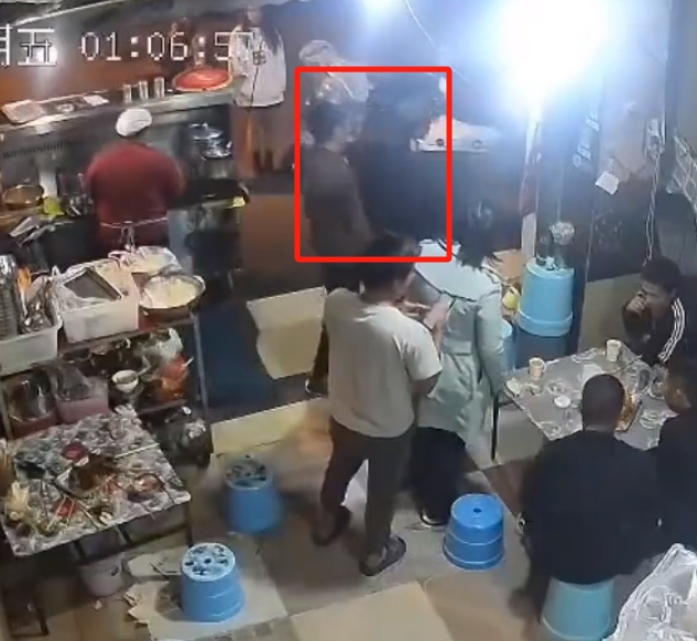 震惊！男子骚扰女店员被店长锁喉按倒，现场视频曝光引热议！