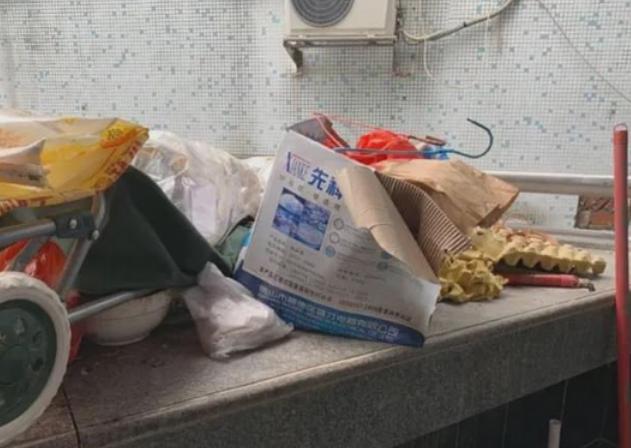 "男子遭精神病邻居砸门咒骂2年半"：一场噩梦般的邻里纠纷如何解决？