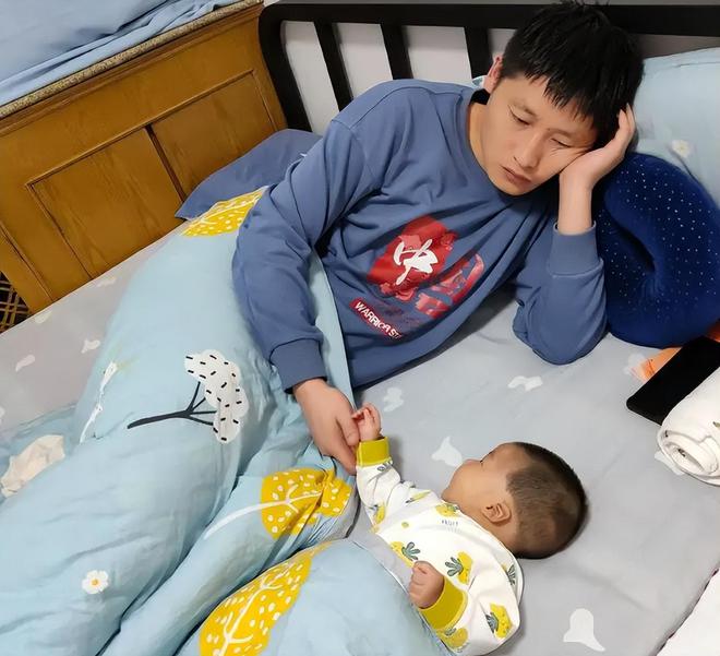 "震惊！爸爸带娃患产后抑郁：那些被忽视的男性育儿困境"