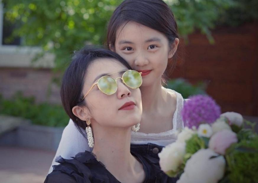 惊艳！黄多多近照曝光 美貌不输妈妈，网友直呼基因太强大