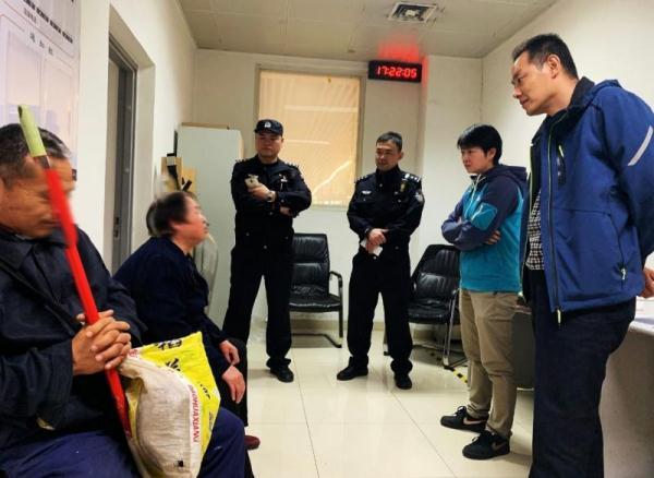 震惊！带不同小孩地铁乞讨现象频发，背后真相令人心寒！