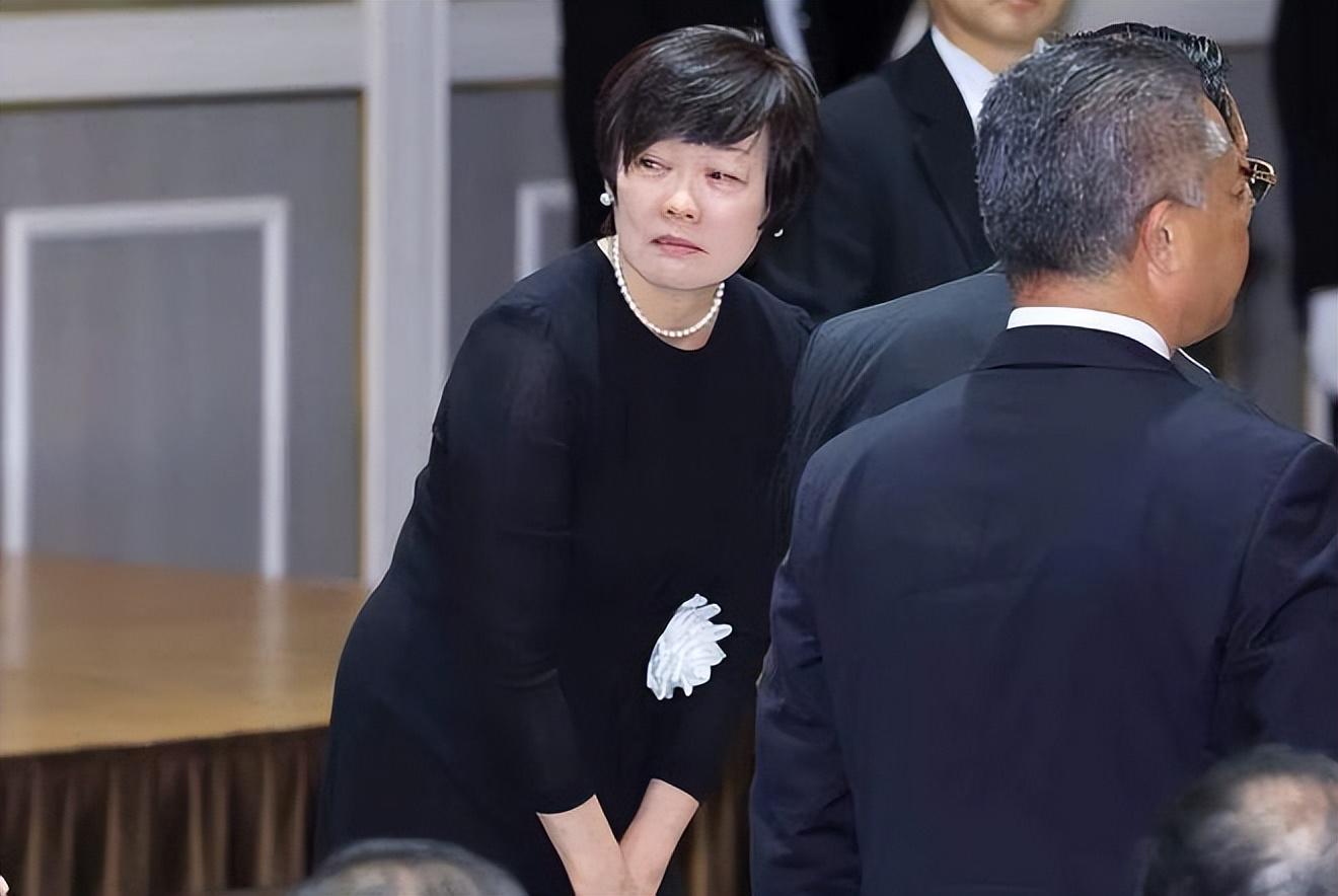 震撼！安倍晋三遗孀与普京会谈时哽咽落泪，背后隐情令人动容