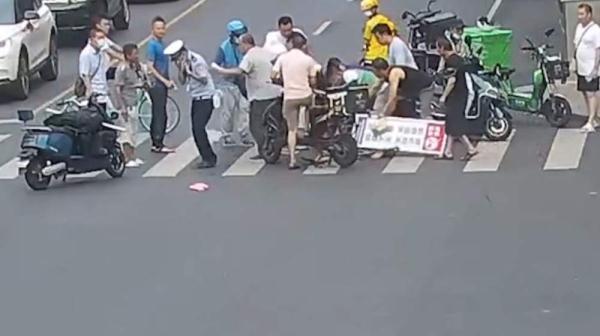 震惊！成都有人当街持刀行凶？警方通报最新进展，真相令人意外！