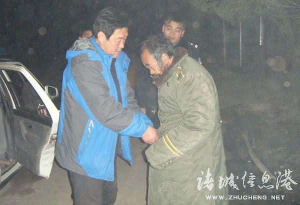 "男子遭精神病邻居砸门咒骂2年半！他的噩梦何时能结束？"
